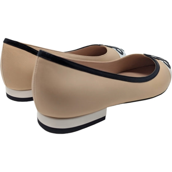 Gucci GG logo Malaga leather ballet flats in beige and white, size 37